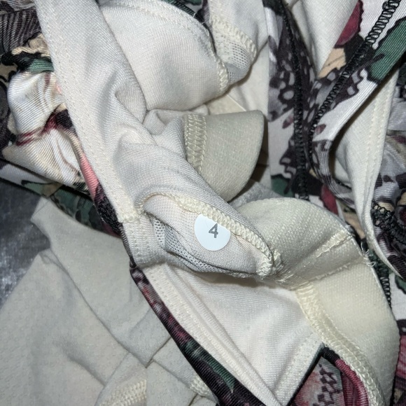 Lululemon butterfly workout top size 4 - Picture 4 of 4